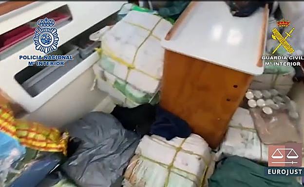 Droga incautada en uno de los veleros. 