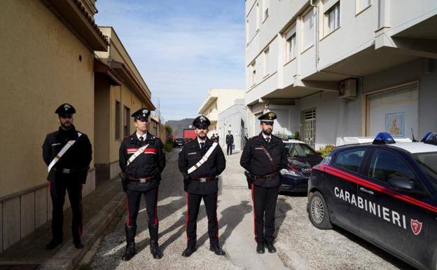 Los Carabinieri custodian la zona de Sicilia donde se ubica la vivienda en la que Messina Denaro ha estado oculto durante 30 años.