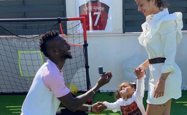 Imagen principal - Arriba, la curiosa pedida de mano de Lago Junior a su pareja en pleno confinamiento en la terraza de su casa; sobre estas líneas, la boda del jugador con Fabiola Parralo en enero de 2021, y a la derecha, junto a Mane (Bayern Múnich).