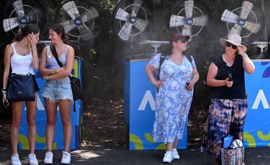 Cuatro aficionadas se sitúan cerca de los ventiladores. 