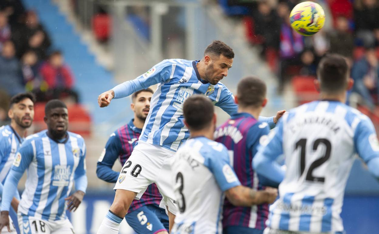 El defensa del Málaga, Esteban Burgos, en una jugada en el partido contra el Eibar en Ipurúa.