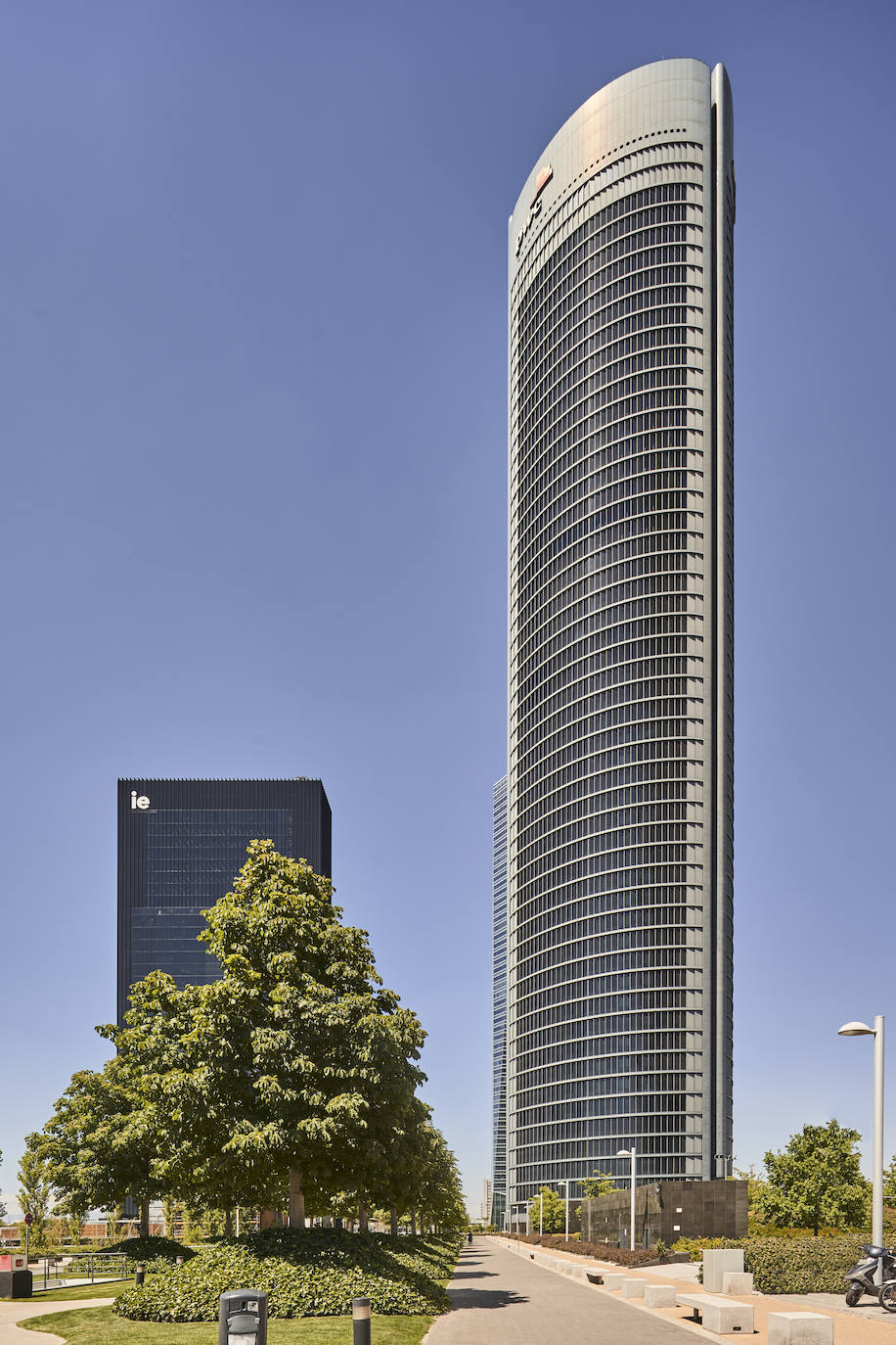 La Torre Castellana, en Madrid, es uno de los muchos edificios emblemáticos que Merlin tiene en España y Portugal