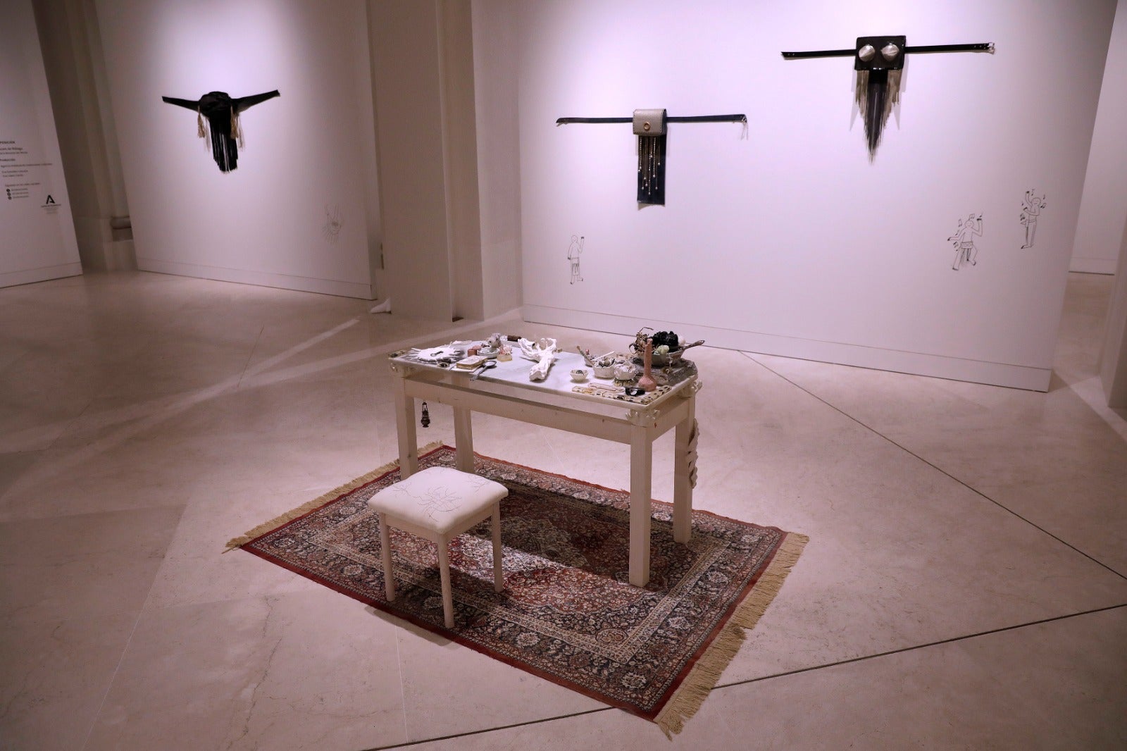 La exposiición exhibe la infantilización de la generación de los 90 como mecanismo de defensa ante la frustración y la precariedad 