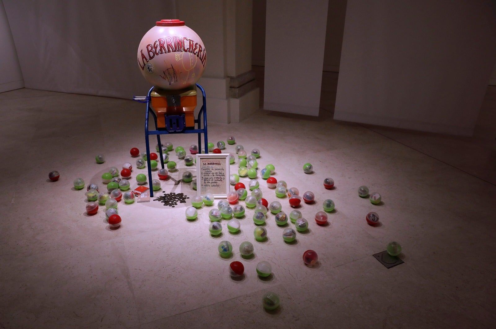 La exposiición exhibe la infantilización de la generación de los 90 como mecanismo de defensa ante la frustración y la precariedad 