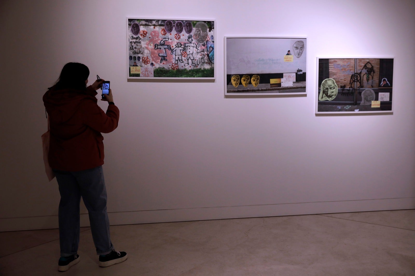 La exposiición exhibe la infantilización de la generación de los 90 como mecanismo de defensa ante la frustración y la precariedad 