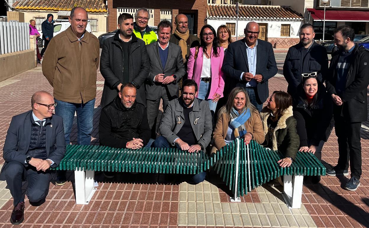 Autoridades y representantes de Coca-Cola, pescadores y Vertido Cero, este jueves junto al nuevo banco en Caleta de Vélez. 