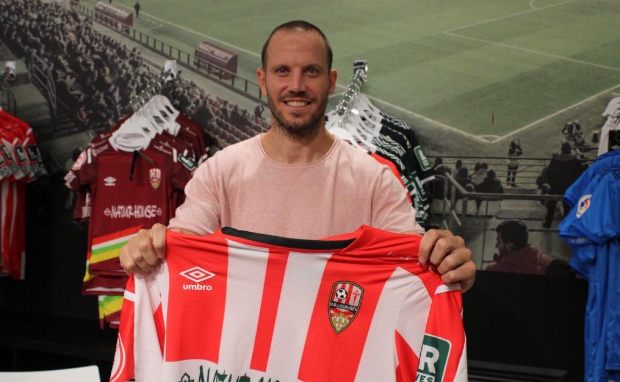 El futbolista Javi Castellano, actualmente sin equipo, posa con la camiseta de su último club, el Logroñés.