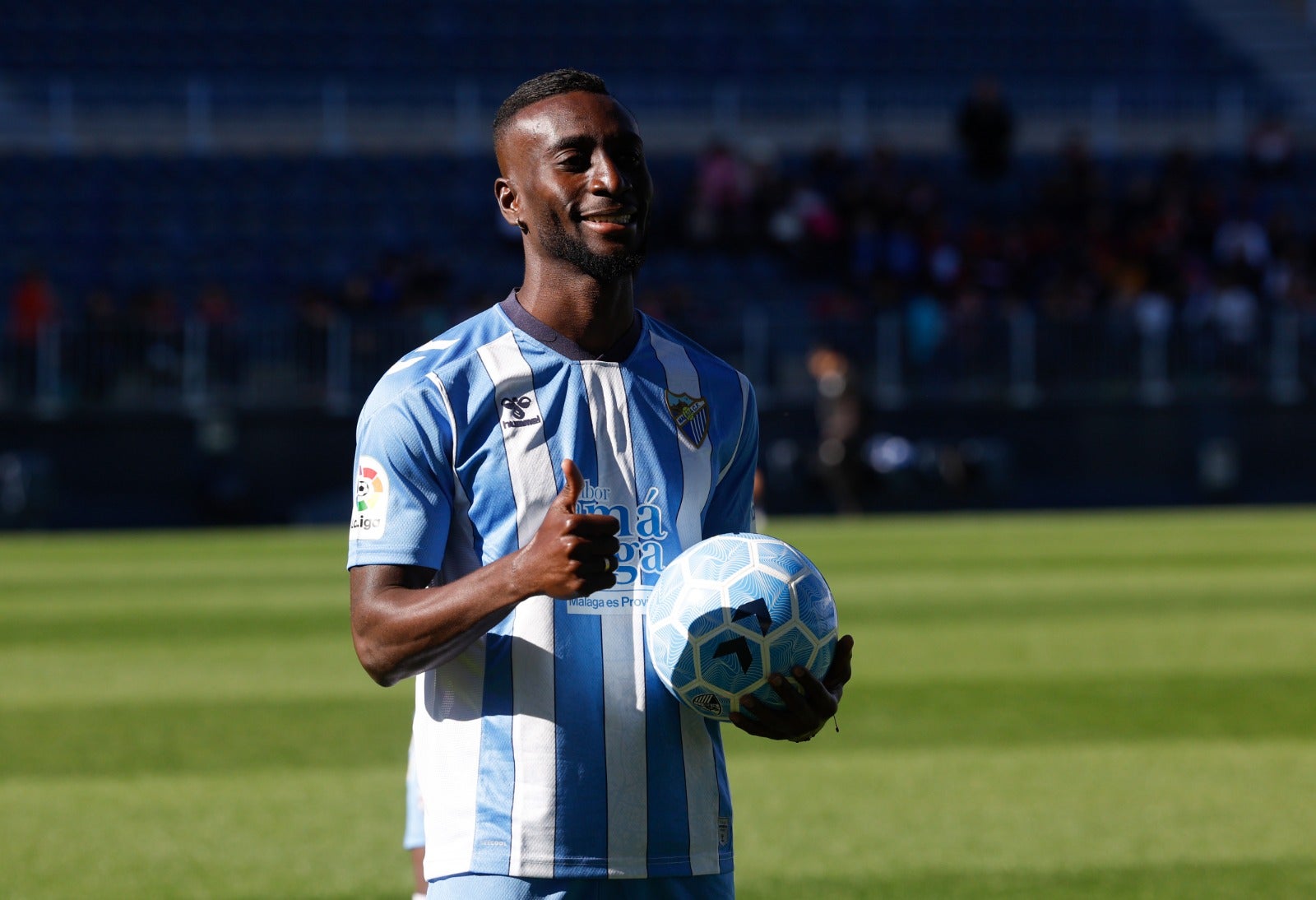 Lago Junior posa con la camiseta del Málaga. Lleva el dorsal '7'.