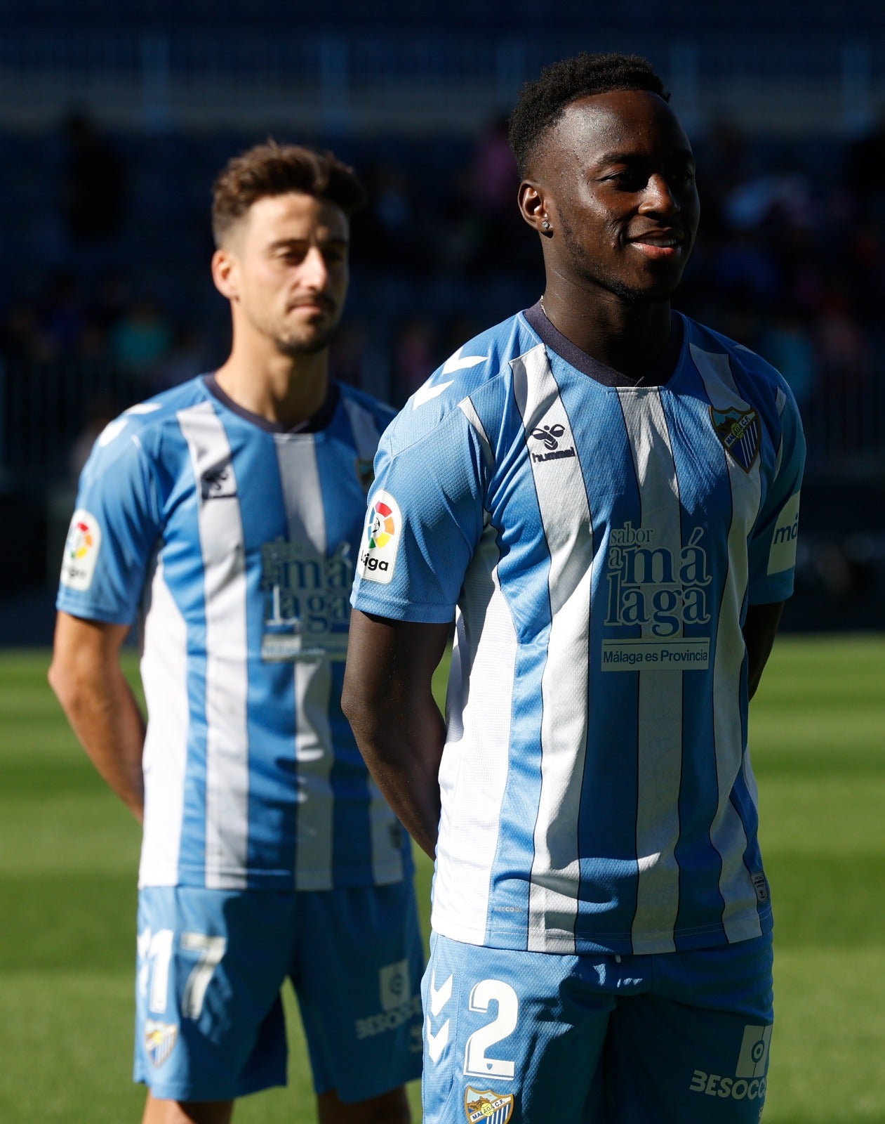 Los tres nuevos fichajes del Málaga ya han debutado en competición con la camiseta blanquiazul, pero hasta este jueves no se habían estrenado ante las cámaras y los micrófonos. Delmás, Appiah y Lago Junior comparecieron juntos en la sala de prensa de La Rosaleda y fueron presentados de la mano del director deportivo, Manolo Gaspar, quien también tuvo una gran cuota de protagonismo en la citación por la mala situación deportiva del equipo y los diferentes temas de actualidad que rodean a la entidad de Martiricos.