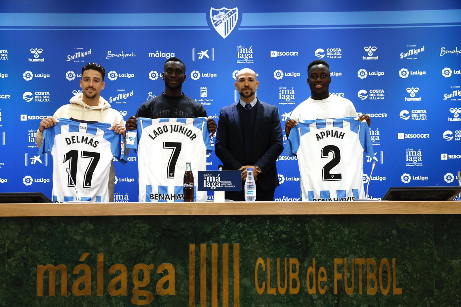 Los tres nuevos fichajes del Málaga ya han debutado en competición con la camiseta blanquiazul, pero hasta este jueves no se habían estrenado ante las cámaras y los micrófonos. Delmás, Appiah y Lago Junior comparecieron juntos en la sala de prensa de La Rosaleda y fueron presentados de la mano del director deportivo, Manolo Gaspar, quien también tuvo una gran cuota de protagonismo en la citación por la mala situación deportiva del equipo y los diferentes temas de actualidad que rodean a la entidad de Martiricos.