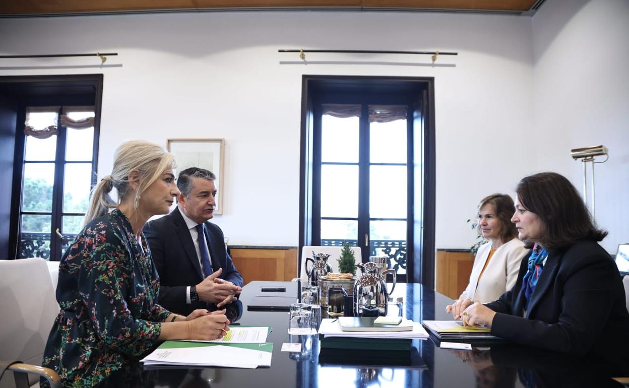 Patricia del Pozo y Antonio Sanz, con la directora general de Apoyo a las Víctimas del Terrorismo. 