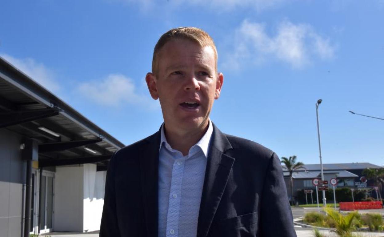 El ministro de Educación de Nueva Zelanda, Chris Hipkins, este viernes durante una visita al aeropuerto de Napier. 