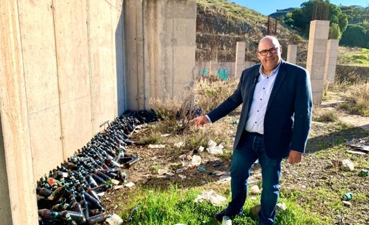 El portavoz del PP veleño, Jesús Lupiáñez, en la parcela municipal de Las Golondrinas. 