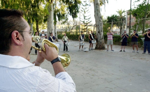 Miembros de la banda ensayando en la calle, en una fotografía de archivo. 