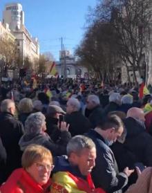 Imagen secundaria 2 - El rechazo a Sánchez reúne en Madrid a una multitud pero sin &#039;foto de Colón 2&#039;