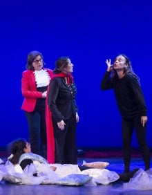 Imagen secundaria 2 - En la imagen superior, Juanma Lara y Esther Ramallo al terminar la obra; el resto de imágenes, detalles de la actuación del estreno. 