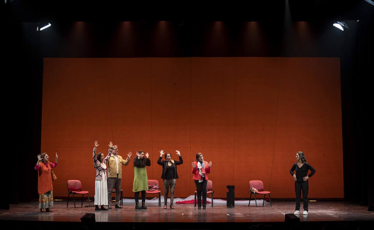 La Cía. Mucho Ruido, ayer en el estreno de 'Se suspende la función' en el Cervantes. 