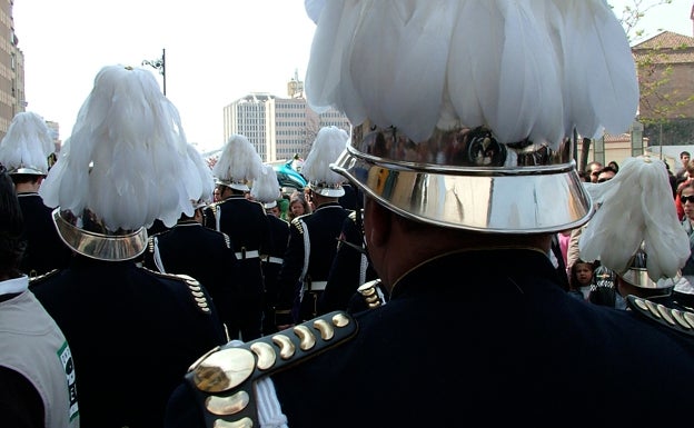 Integrantes de la banda con el característico uniforme. 