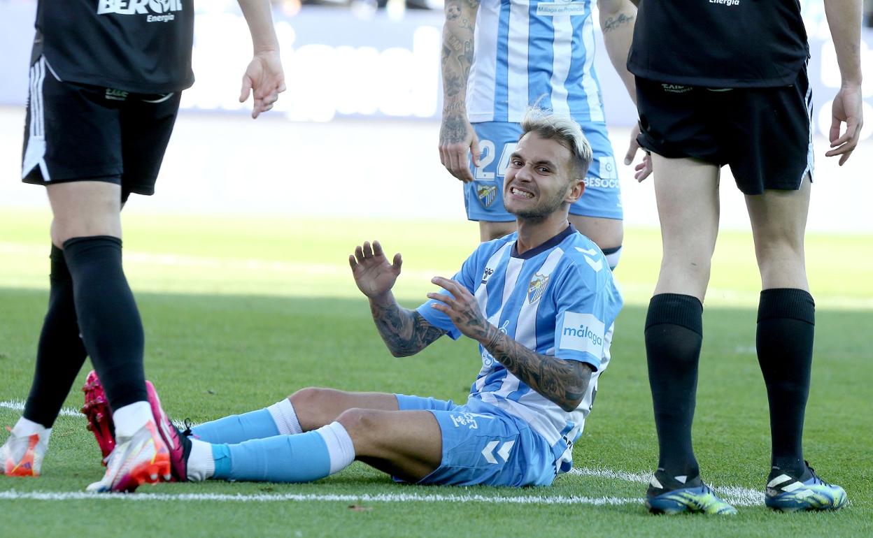 El futbolista del Málaga, Fran Villalba, se lamenta de una ocasión de gol perdida en el partido contra el Burgos.