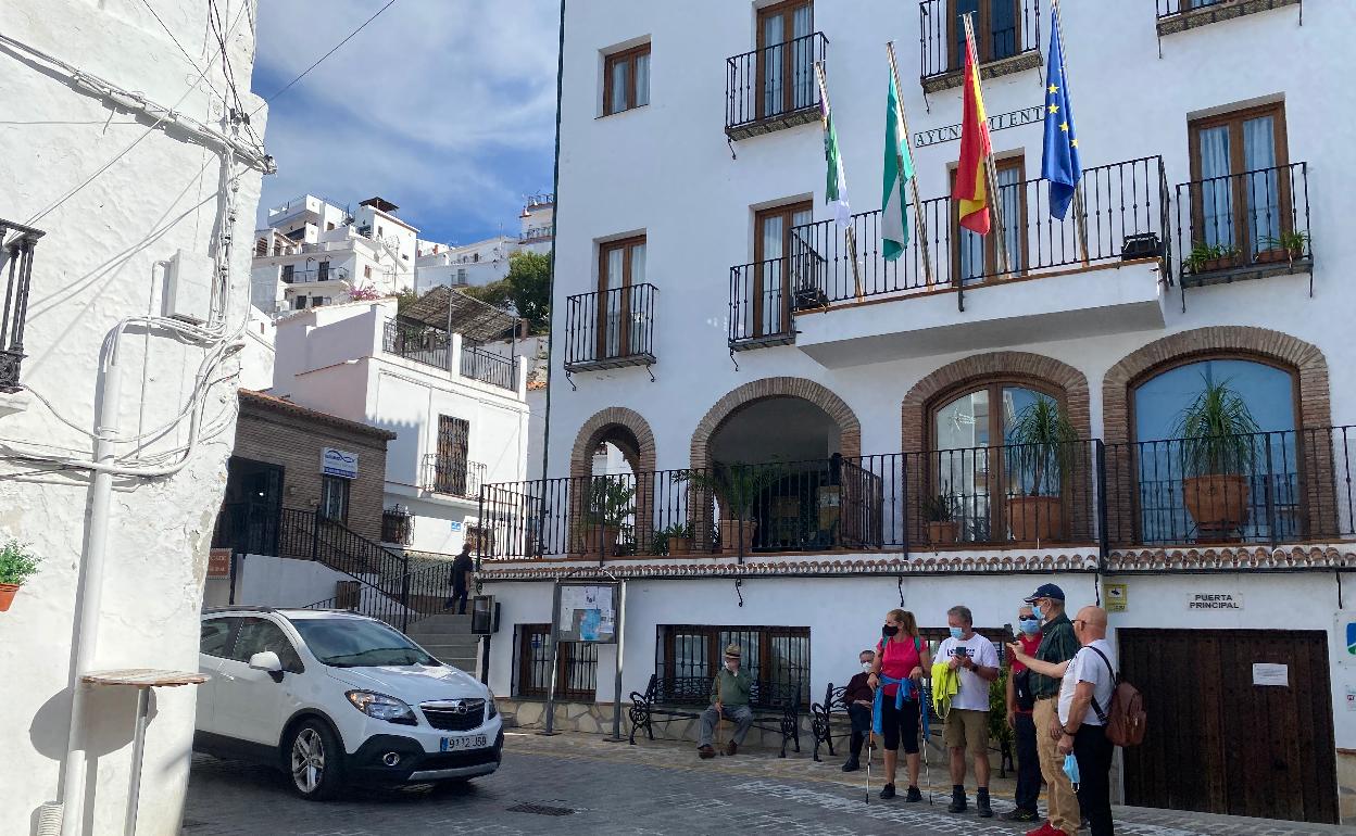 Fachada principal del Ayuntamiento de Canillas de Aceituno. 