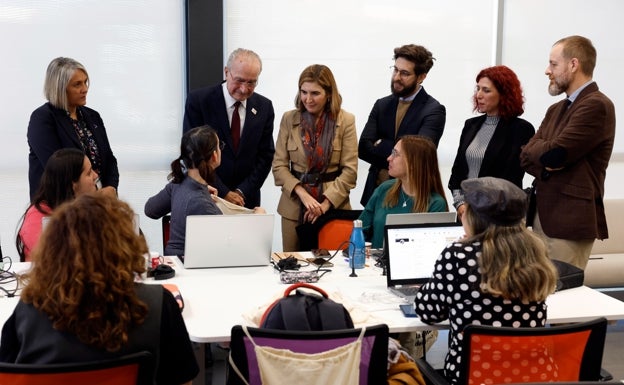 El alcalde, la consejera, el presidente de Arrabal y otros participantes en la visita a este curso. 