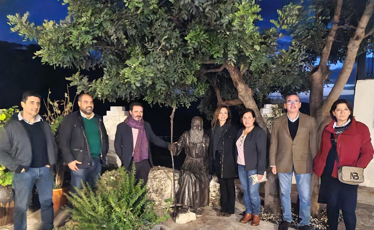 Bullón, tercera por la derecha, junto a Navarro en el monumento a Fray Leopoldo de Alpandeire.