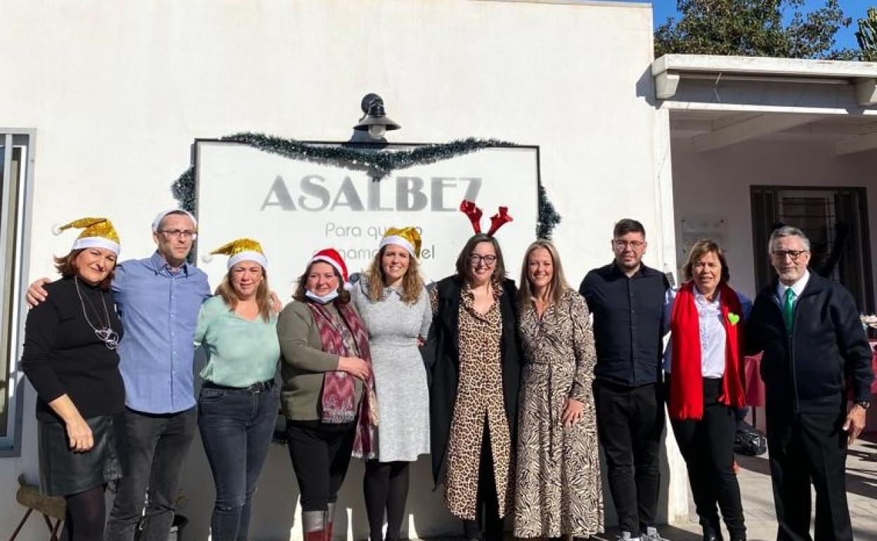 Acto de entrega de la ayuda a la asociación Asalbez. 