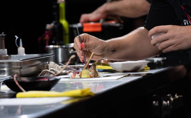 Detalle de la elaboración de uno de los platos.