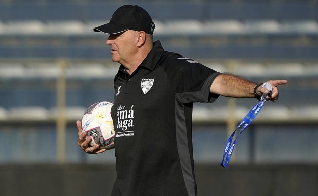 Pepe Mel, muy pensativo, observa a sus hombres en el entrenamiento del domingo. 