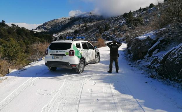 Imagen principal - Se ha cerrado el paso a vehículos por placas de hielo en el acceso a la carretera de San Pedro. Sierra de las Nieves y nieve en Mijas. 