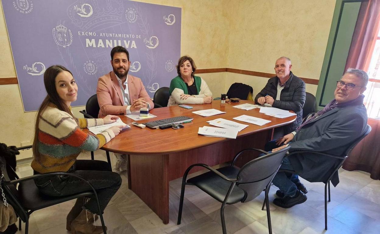 Firman de convenios con la empresas por parte del alcalde, Mario Jiménez, y el edil de Formación y Fomento del Empleo, Marcos Ruiz. 
