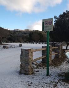 Imagen secundaria 2 - Se ha cerrado el paso a vehículos por placas de hielo en el acceso a la carretera de San Pedro. Sierra de las Nieves y nieve en Mijas. 