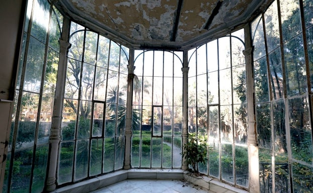 Enorme cristalera que permite divisar todo el frente del jardín desde uno de los salones. 