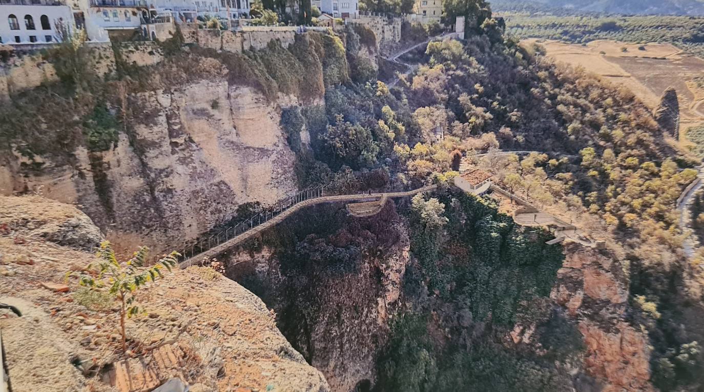 Recreación que camino que baja hasta el Puente Nuevo y permite entrar en la pasarela. 