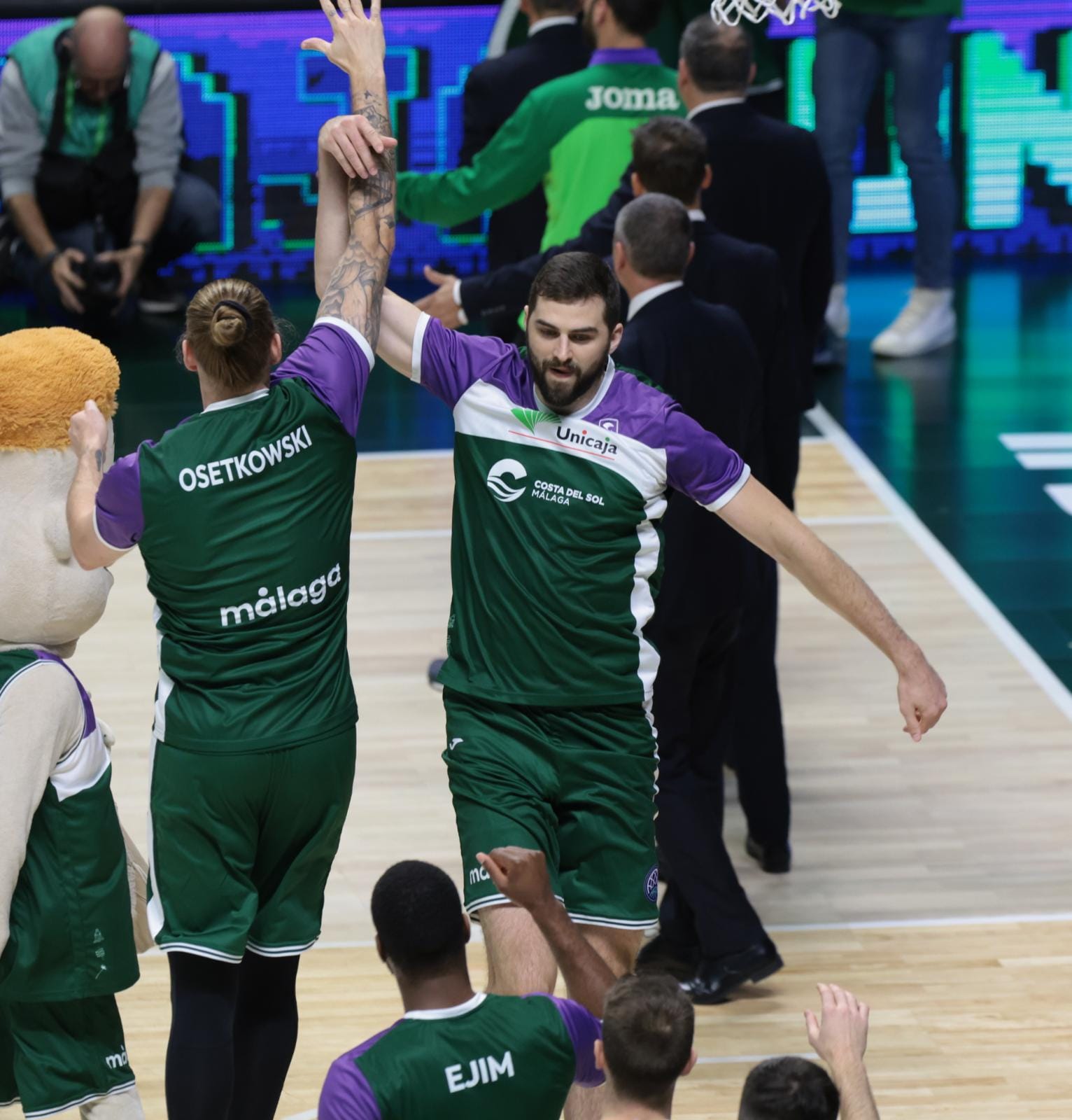 El Unicaja pasa la primera prueba del Top-16