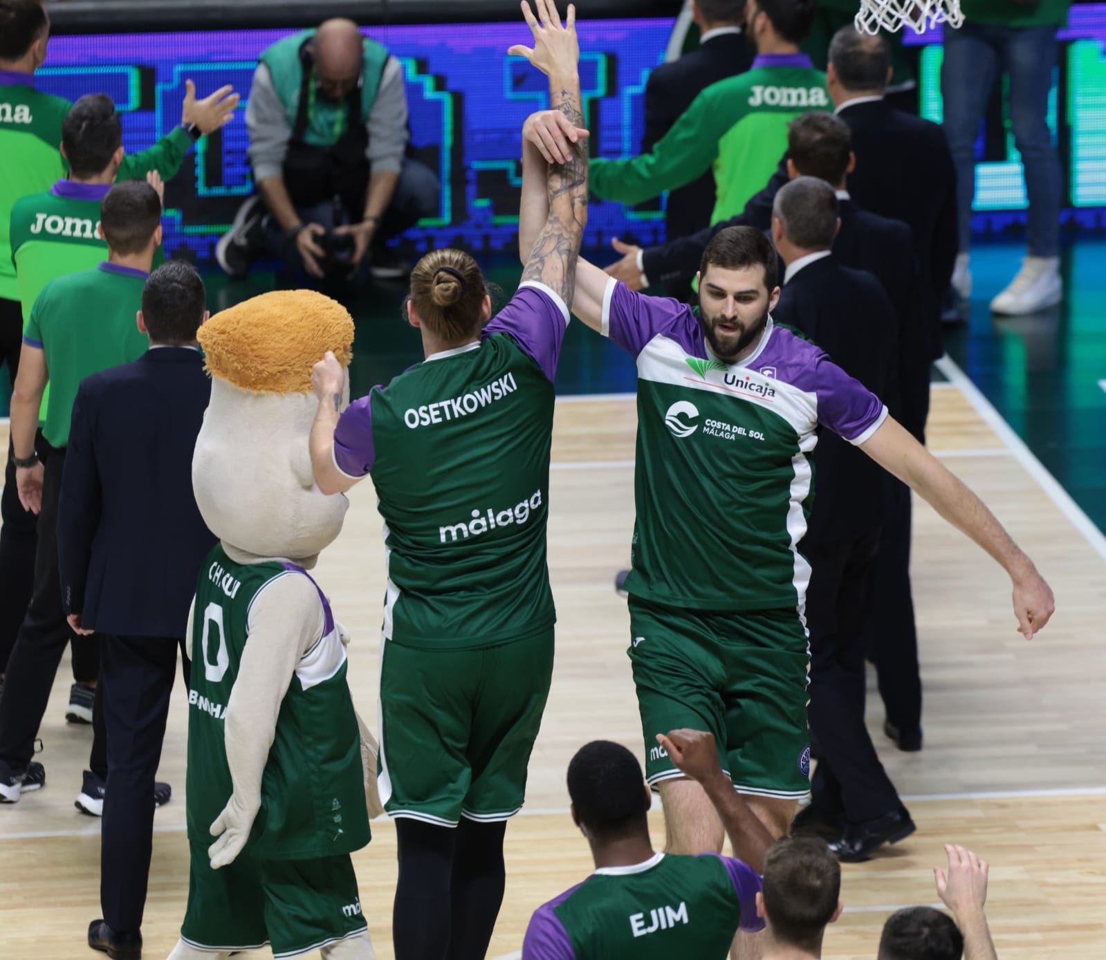 El Unicaja pasa la primera prueba del Top-16