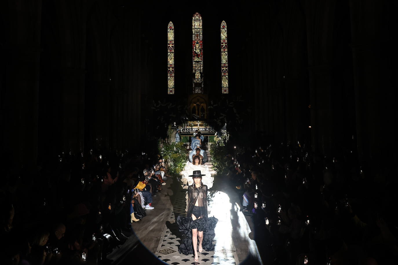 El desfile de Juana Martín inspirado en Málaga presentado en París. 