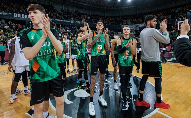 Los jugadores del Bilbao celebran la victoria. 