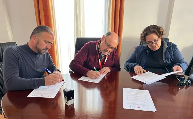 Acto de firma del convenio en el Ayuntamiento canillero. 