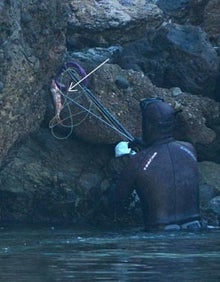Imagen secundaria 2 - Tres imágenes de pescadores furtivos captadas este miércoles por GENA en el paraje de los acantilados de Maro. 