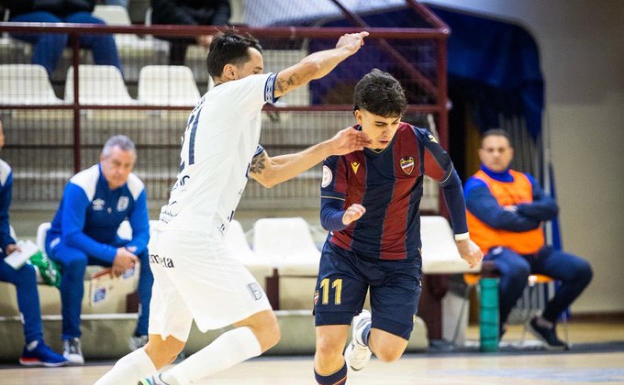 Una acción de juego del choque entre el Levante y el BeSoccer UMA del miércoles. 