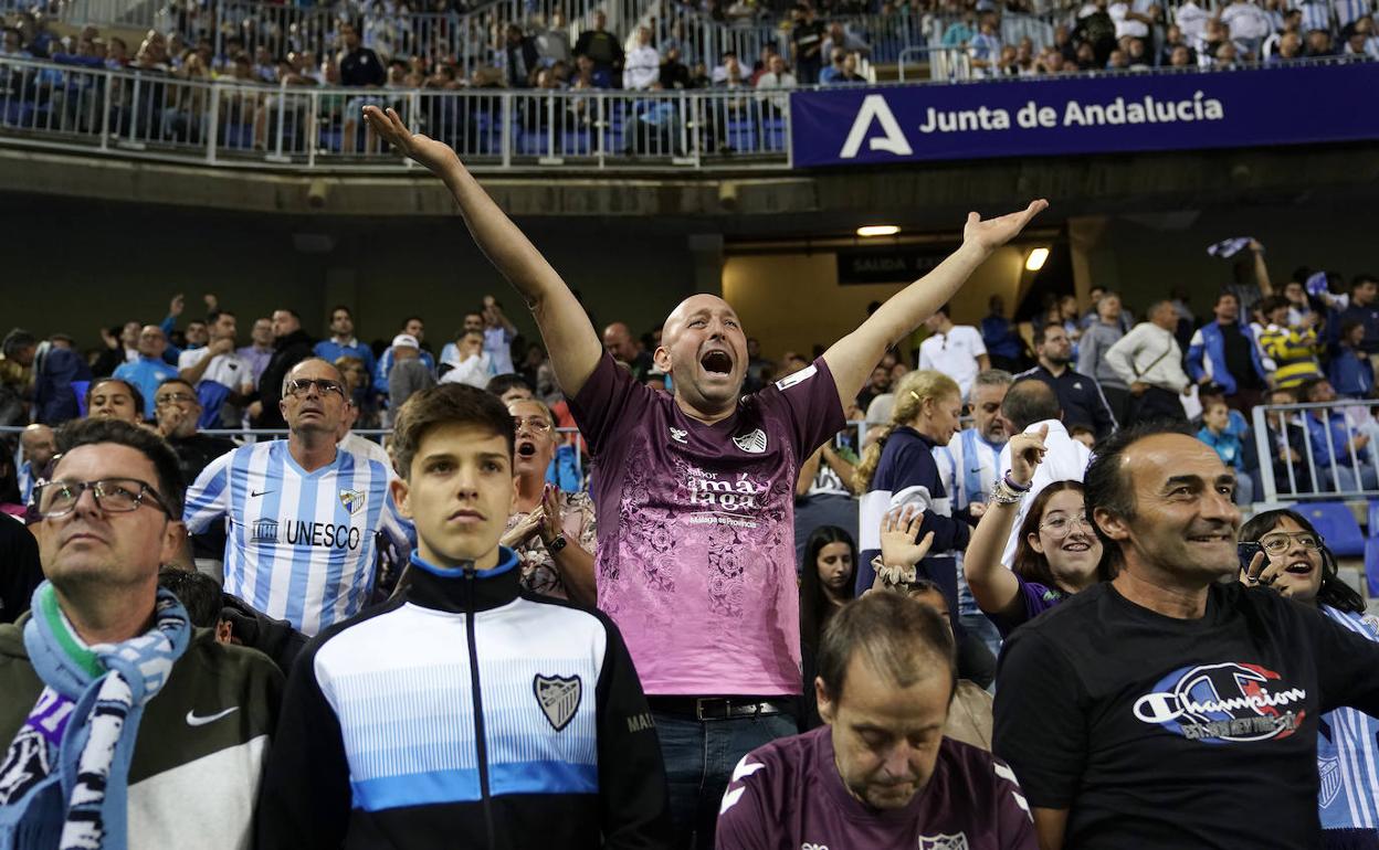 Aficionados malaguistas, con diversos estados de ánimo, en un duelo de esta temporada. 