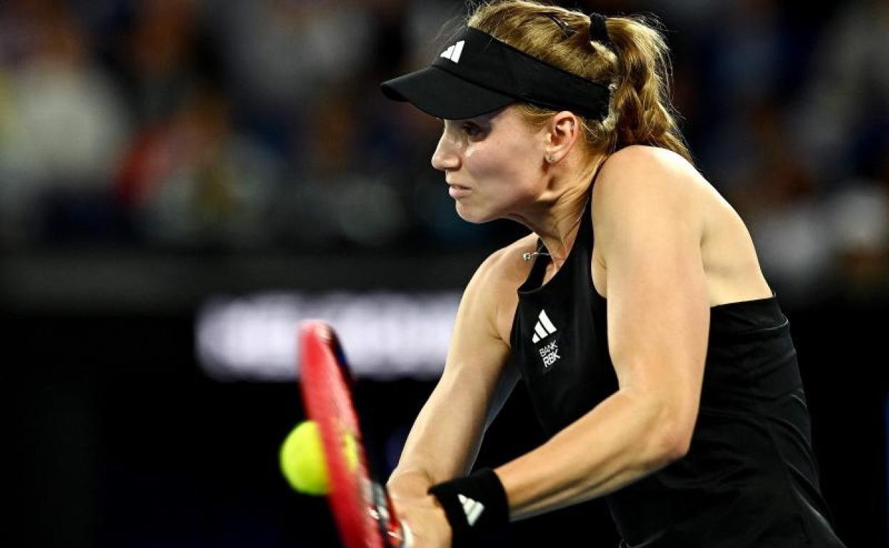 Elena Rybakina durante su encuentro de semifinales