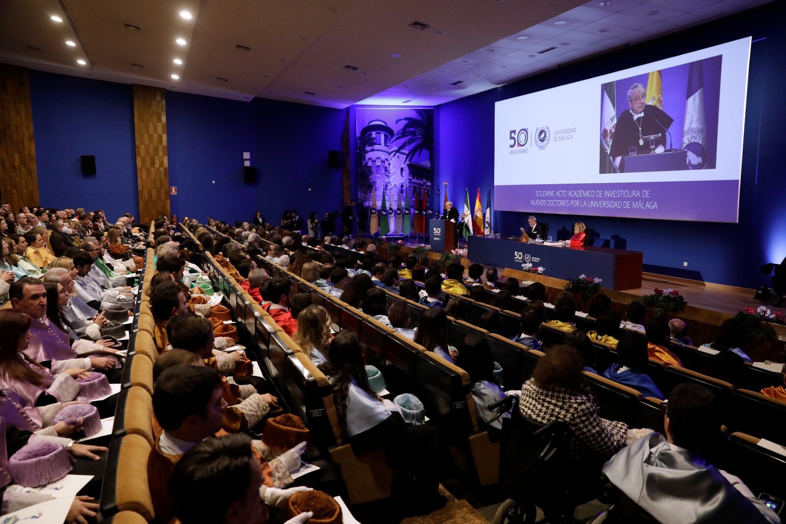 Más de 200 personas defendieron durante el curso pasado sus tesis, «la cúspide de la carrera académica», según Narváez