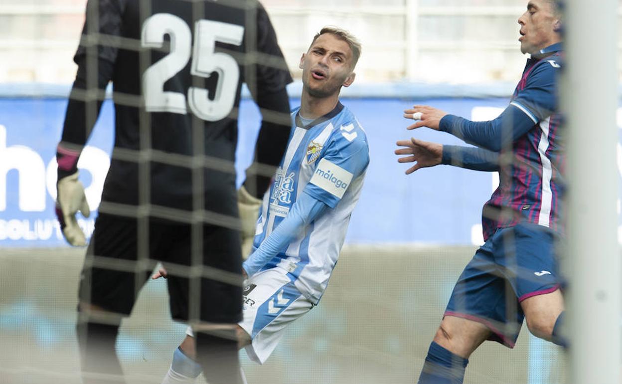 Fran Villalba se lamenta en una jugada durante el partido contra el Eibar.