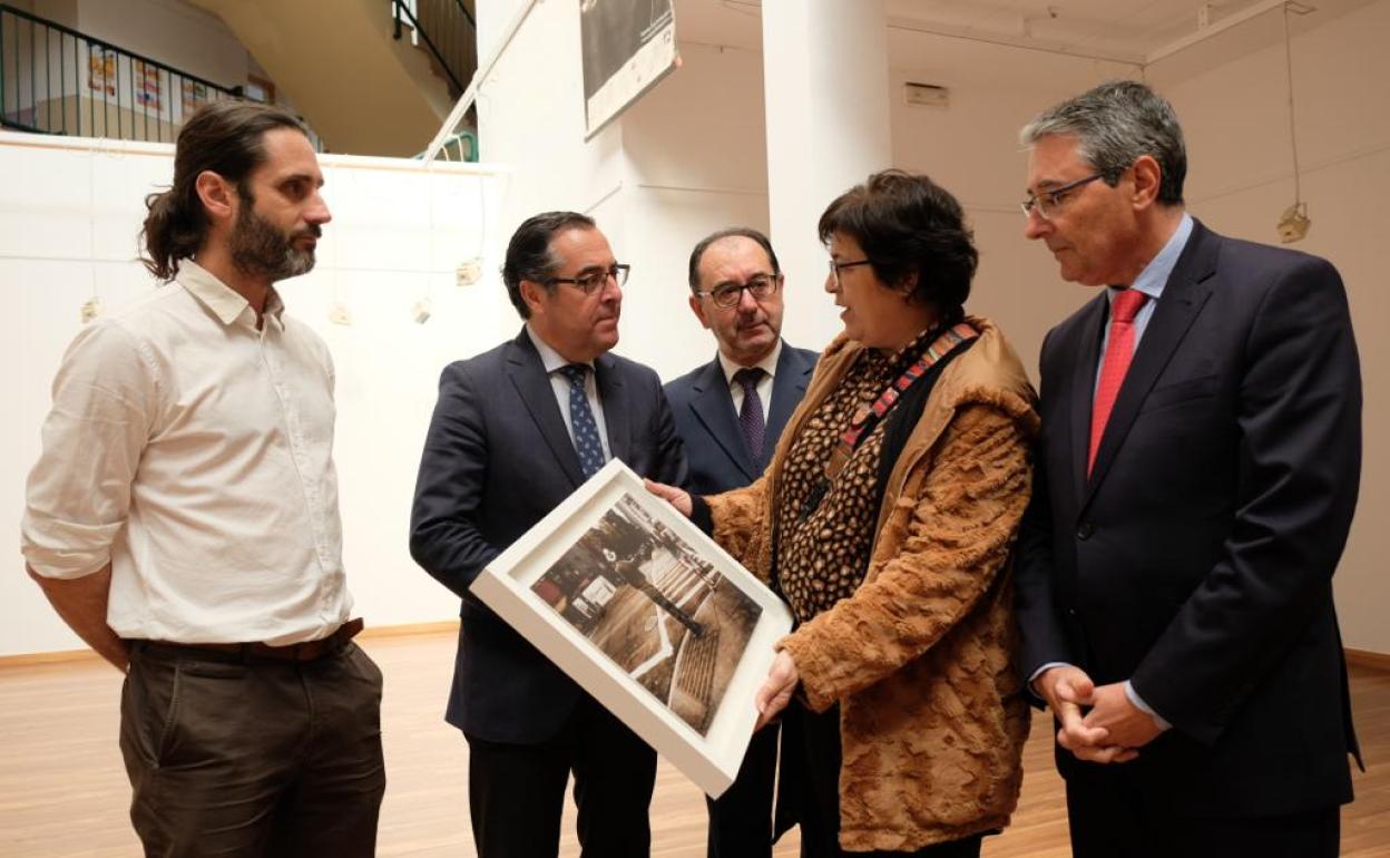 El delegado de Educación, Miguel Briones, y el alcalde rinconero, Francisco Salado, en el centro educativo. 