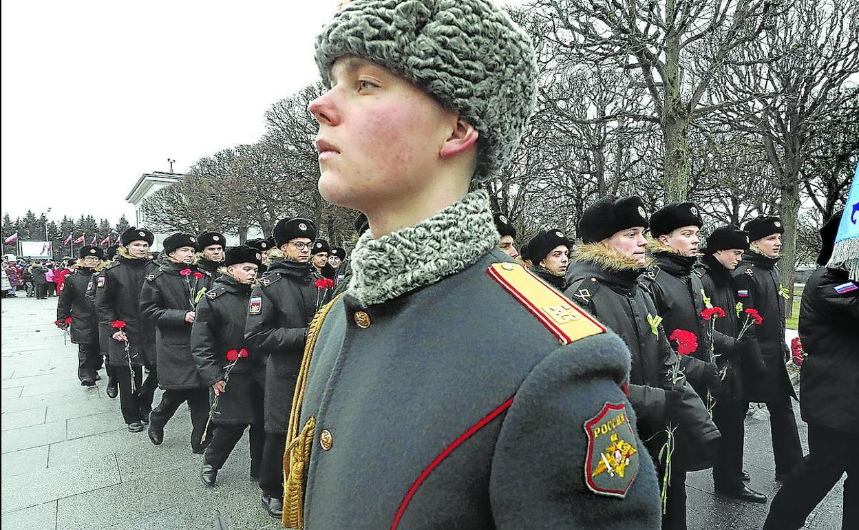 Un grupo de cadetes del Ejército ruso se dispone a homenajear a víctimas del nazismo en la antigua Leningrado, hoy San Petersburgo. 