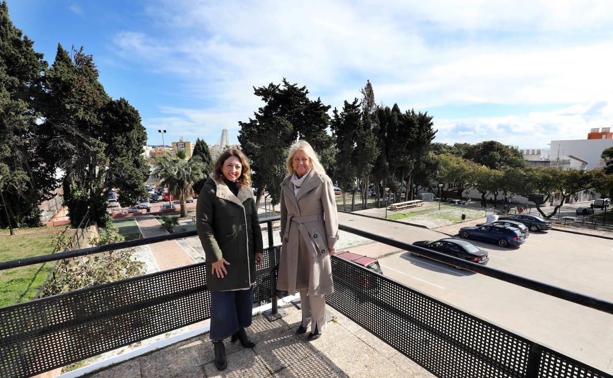 La delegada del Gobierno, Patricia Navarro, junto a la regidora, Ángeles Muñoz. 