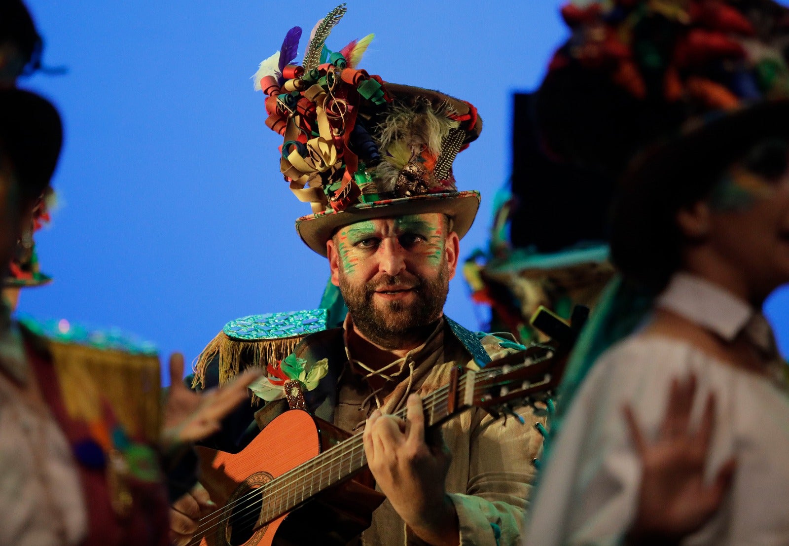 La comparsa 'Plastilina' y el cuarteto 'Este cuarteto está divino' destacan durante la jornada inaugural del concurso de canto 