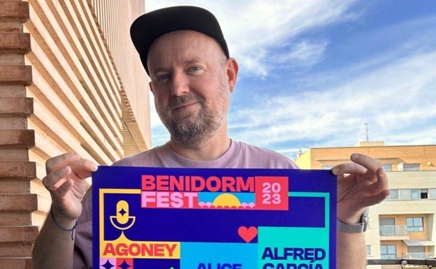 Iñaki San Juan, en su casa de Huelin junto al cartel del festival creado por él y su equipo. 